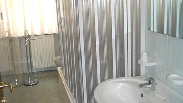 Ducha, secador de pelo, bidet, toallas