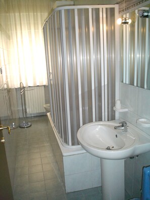 Bruser, hårtørrer, bidet, håndklæder