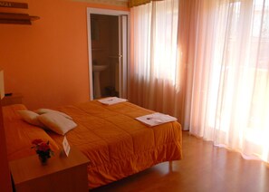 Copriletto in piuma, una scrivania, postazione laptop, insonorizzazione