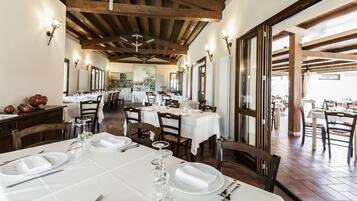 Petit déjeuner, déjeuner et dßner servis sur place, vue sur le jardin