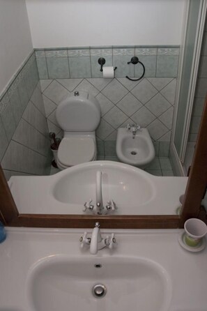 Double Room | Bathroom | Shower, free toiletries, hair dryer, bidet - Giuseppe Verdi B&B (Catania)