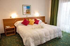 迷你吧、客房内保险箱、办公桌、遮光窗帘