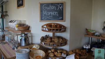 Frukostbuffé mot avgift på vardagar