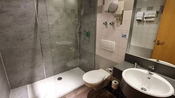 Comfort-Apartment | Badezimmer | Kostenlose Toilettenartikel, Haartrockner, Handtücher