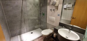 Apartamento Confort | Baño | Artículos de higiene personal gratuitos, secador de pelo y toallas