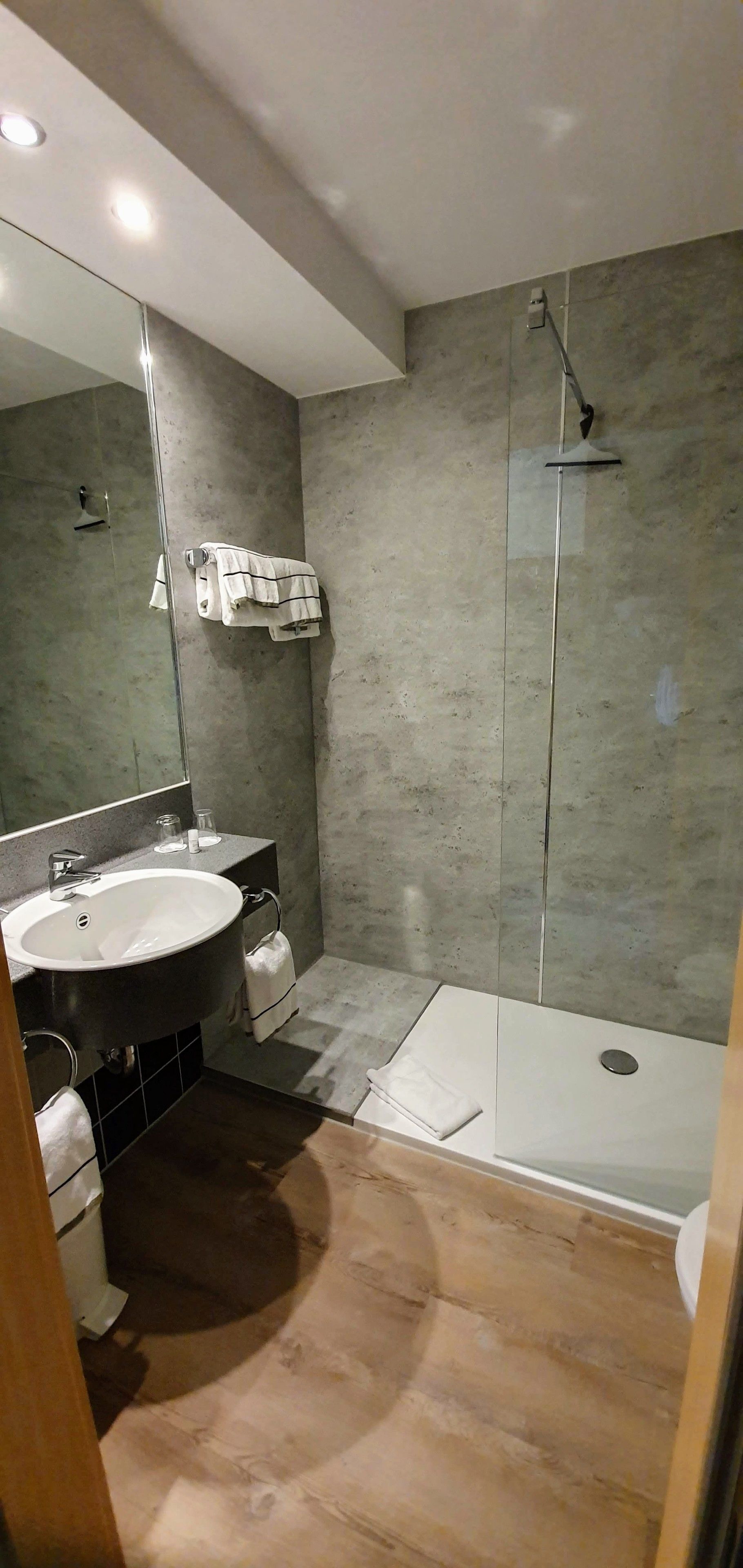 comfort double room | bathroom | free toiletries, hair dryer, towels