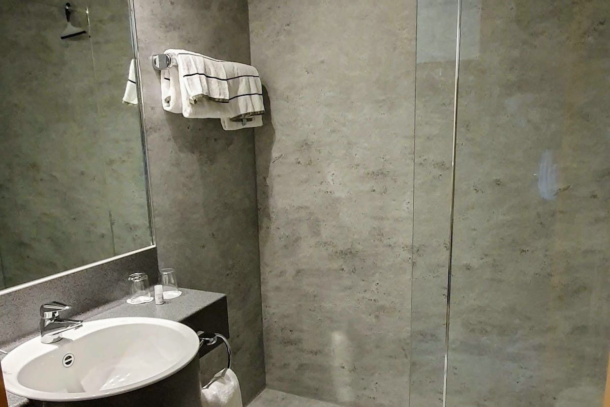 comfort double room | bathroom | free toiletries, hair dryer, towels
