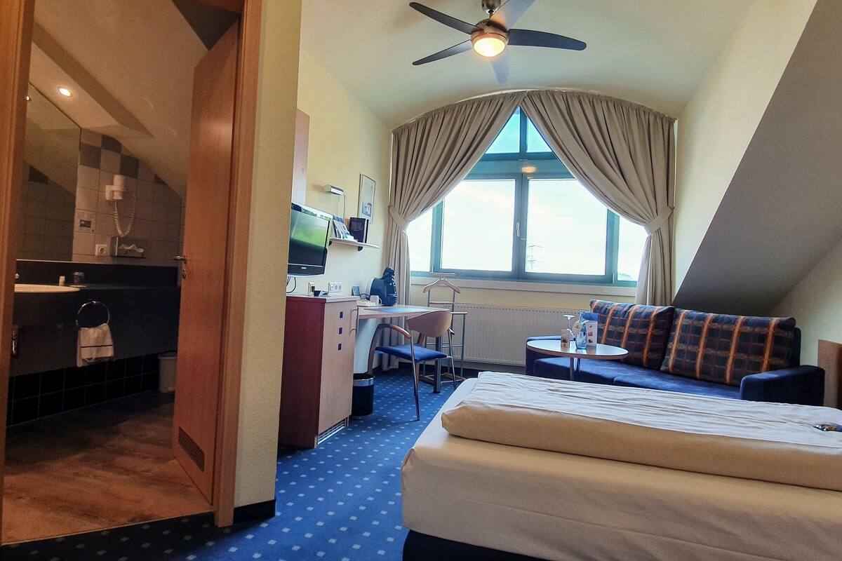comfort single room | minibar, in-room safe, desk, iron/ironing board