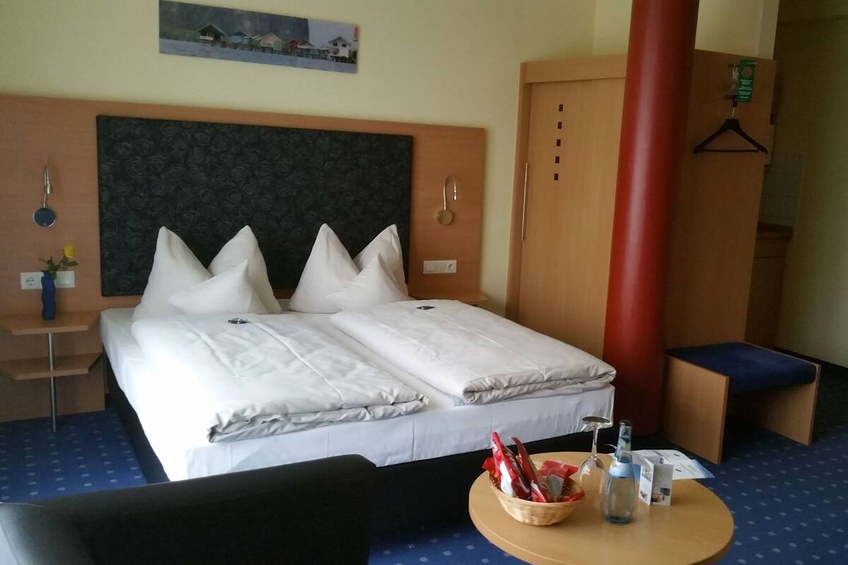 Kahden hengen comfort-huone | Minibaari, tallelokero huoneessa, työpöytä, silitysrauta/-lauta