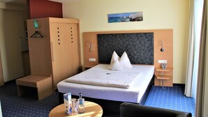 Estudio Confort | Minibar, caja de seguridad en la habitación y escritorio
