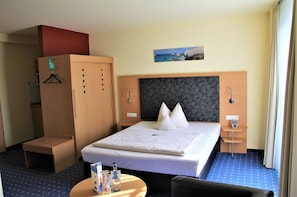 Comfort-studio | Minibaari, tallelokero huoneessa, työpöytä, silitysrauta/-lauta