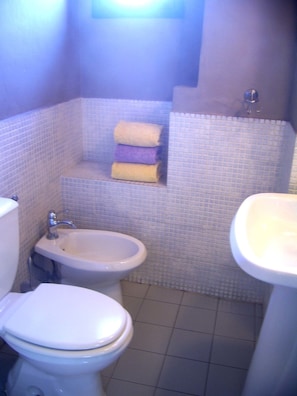 A bathroom with a toilet, bidet, and sink. - Locanda Daniel (Florence)