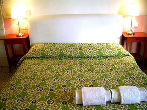 ตกแต่งพิเศษโดยเฉพาะ, โต๊ะทำงาน, ห้องเก็บเสียง, เตารีด/โต๊ะรีดผ้า