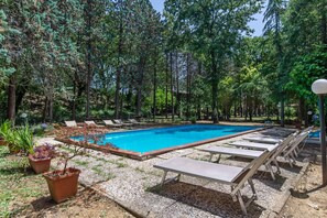 Piscine extérieure (ouverte en saison), chaises longues
