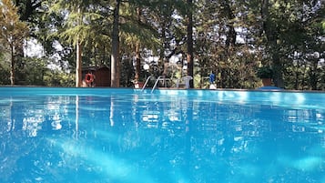 Sæsonbestemt udendørs pool, liggestole