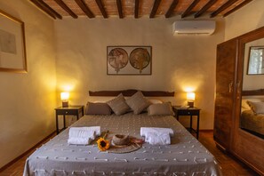 Down comforters, individually decorated, individually furnished, desk - Agriturismo Il Pornelleto - Villa Alari (Cetona)