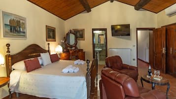Down duvets, individually decorated, individually furnished, desk