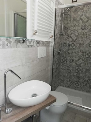Douche, douche à « effet pluie », articles de toilette gratuits
