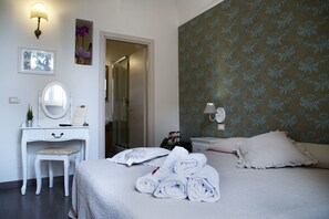 Habitación doble | Baño | Regadera, regadera tipo lluvia, amenidades de baño gratuitas 
