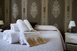 Double Room | Desk, blackout curtains, free WiFi, bed sheets - GH Casa Vicenza (Rome)