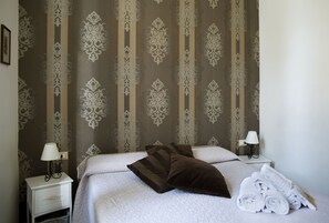 Habitación doble | Escritorio, cortinas blackout, wifi gratis y ropa de cama 
