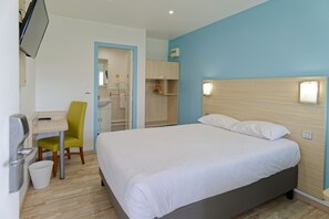 Escritorio, tabla de planchar con plancha y wifi gratis 