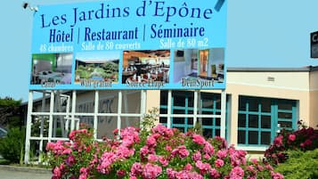 Señal de hotel con servicios que incluyen Canal+, WiFi, un escenario y una zona deportiva.