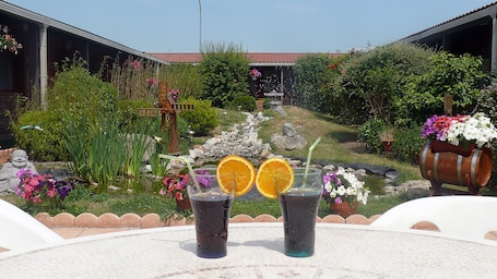 Terrace/patio. Les Jardins d'Epône