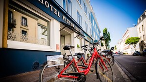 A red bicycle parked in front of Hotel Victor Hugo. - Victor Hugo (Lorient)