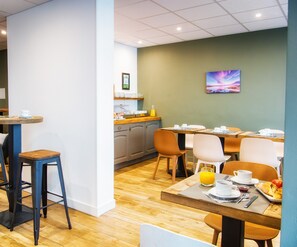 Daily continental breakfast (EUR 10.50 per person) - Victor Hugo (Lorient)