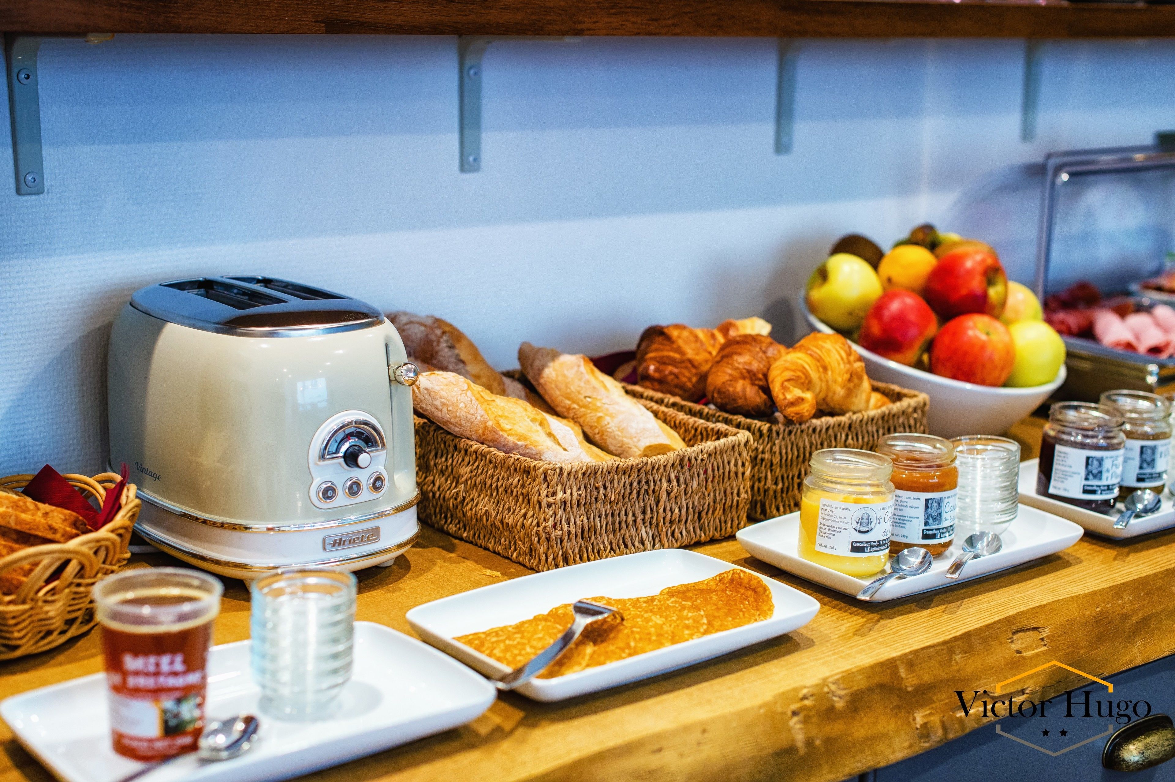 daily continental breakfast (eur 10 per person)
