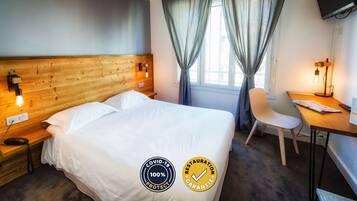 Schreibtisch, schallisolierte Zimmer, BĂŒgeleisen/BĂŒgelbrett