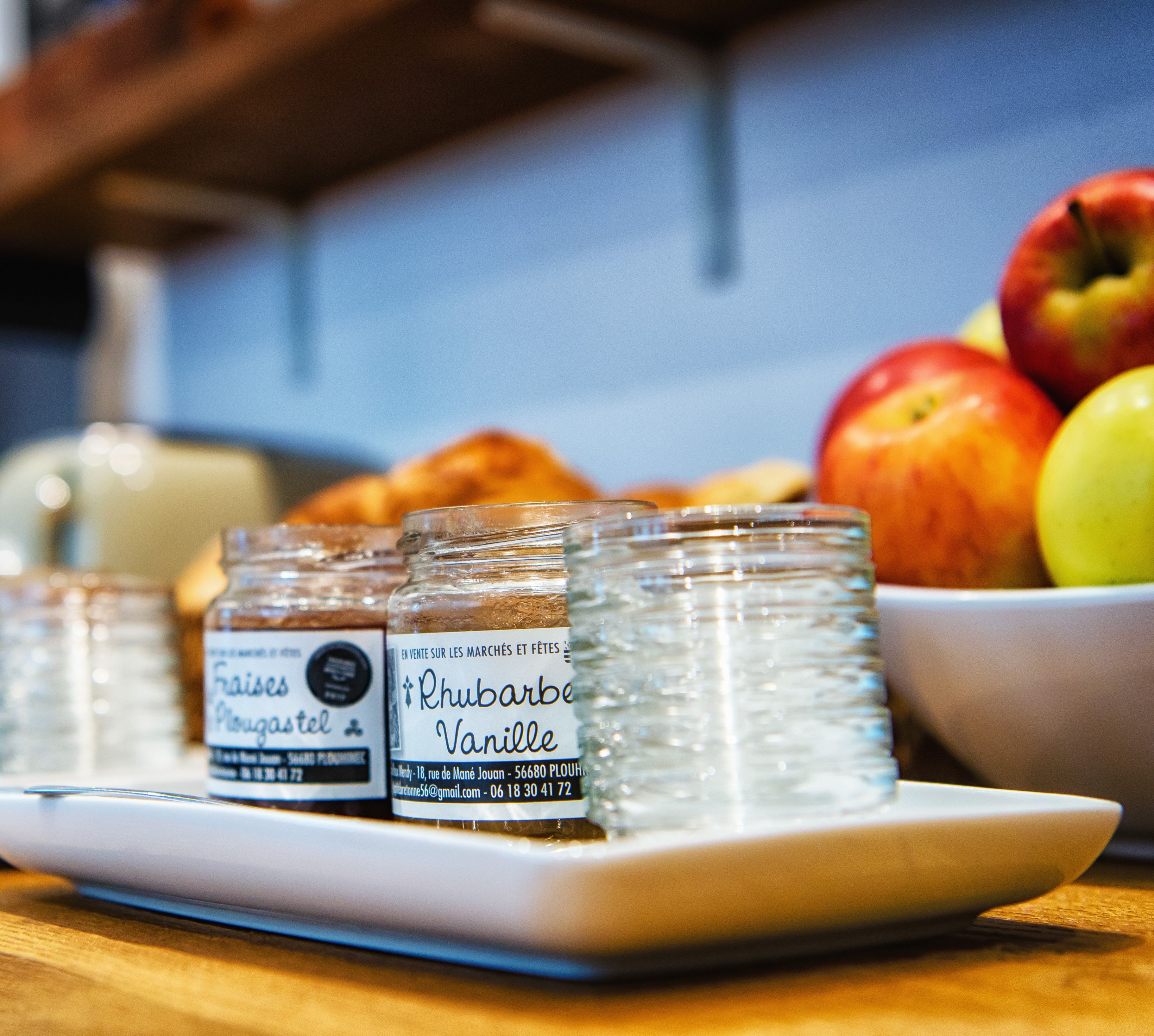 Un plateau contenant trois pots en verre étiquetés avec les différentes saveurs de miel.
