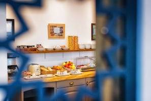 Desayuno continental diario (EUR 10 por persona)