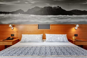Minibar, desk, laptop workspace, free WiFi