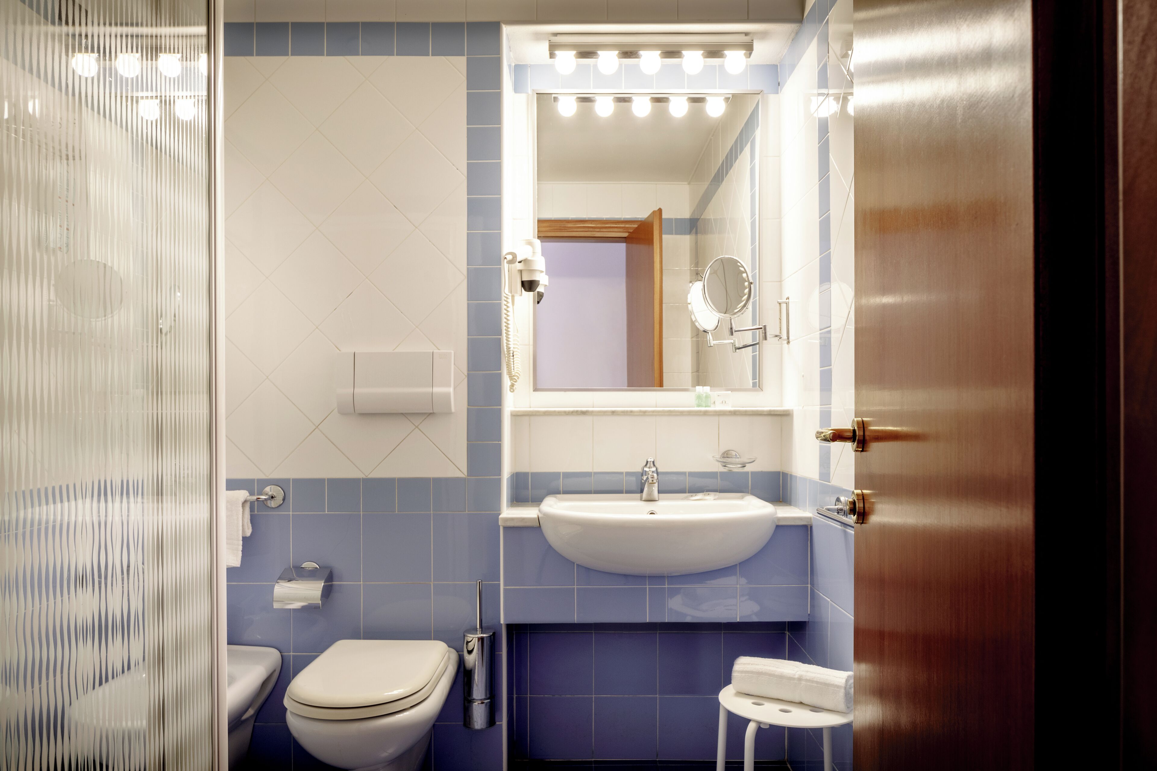 shower, free toiletries, hair dryer, bidet