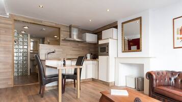 Standard Apartment (Studio) | Private kitchen | Fridge, microwave, coffee/tea maker, electric kettle
