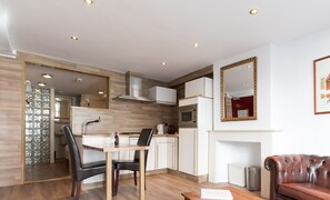 Standard Apartment (Studio) | Living room | 65-inch Smart TV with digital channels - Hotel de Vischpoorte (Deventer)