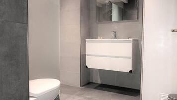 City Studio | Bathroom | Free toiletries, hair dryer, towels, soap