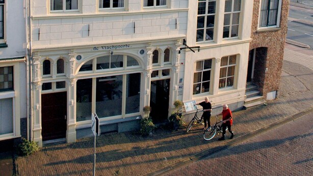 A two-story building with a red-tiled roof and a white facade. - Hotel de Vischpoorte (Deventer)