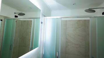 Economy-Zweibettzimmer | Badezimmer | Dusche, Regendusche, kostenlose Toilettenartikel, Haartrockner