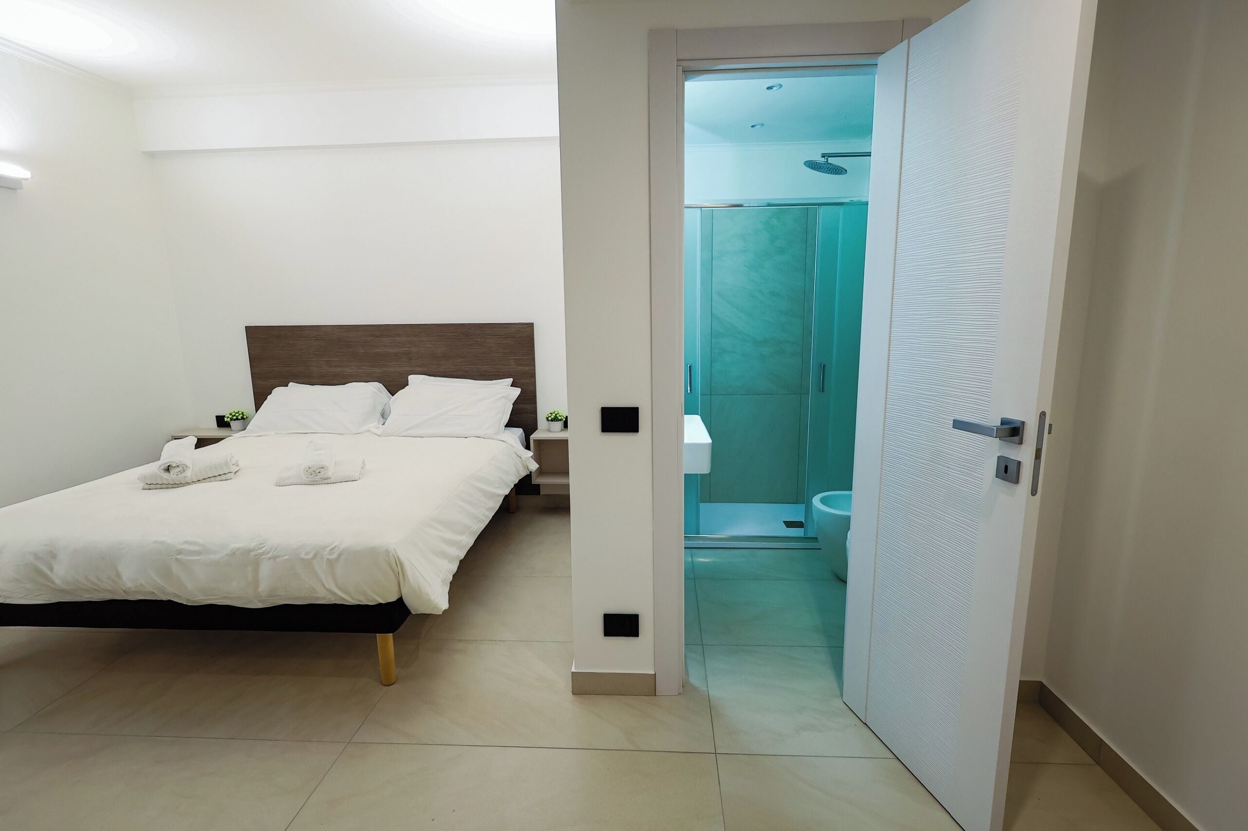Doppia Standard | Lenzuola Frette, minibar, una cassaforte in camera, una scrivania