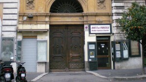 Unclassified image, 3 of 39, button - Seven Kings Relais (Rome)