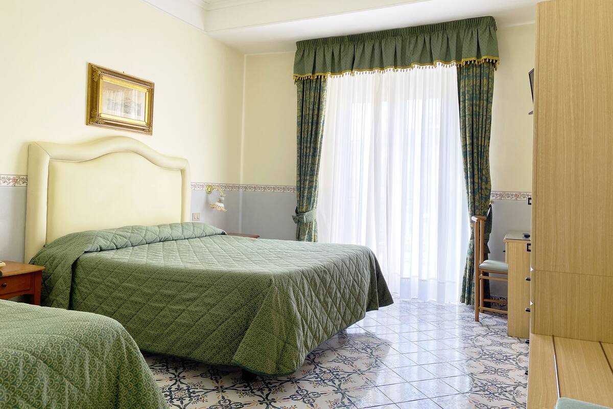 Classic Triple Room | Desk, blackout curtains, free WiFi, bed sheets