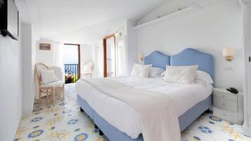 Værelse til 3 personer - balkon - havudsigt | Pengeskab på værelset, skrivebord, mørklægningsgardiner, lydisolering