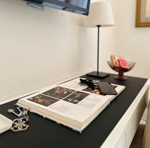 Habitación doble Deluxe, 1 cama Queen size, baño en la habitación | 1 habitación, sábanas de algodón egipcio y ropa de cama de alta calidad 