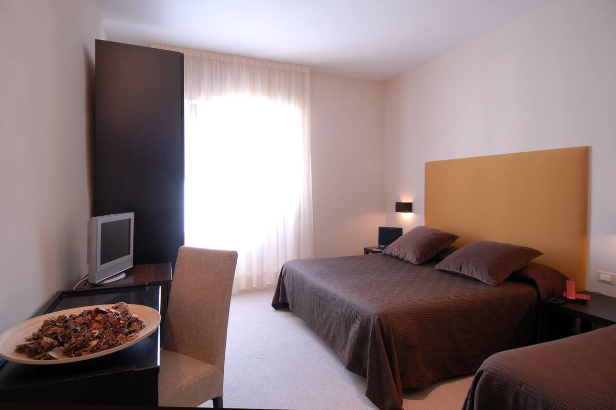 Triple Room | Minibar, in-room safe, desk, blackout drapes