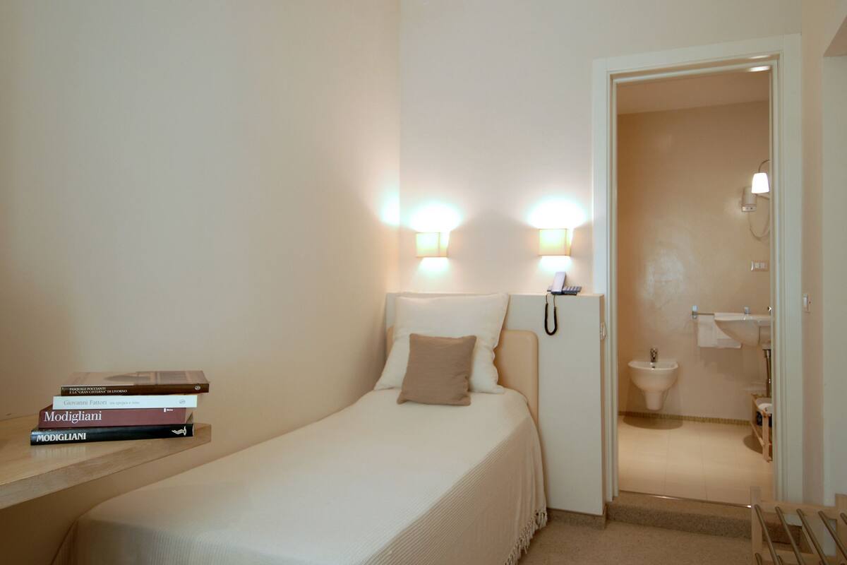 Single Room | Minibar, in-room safe, desk, blackout drapes