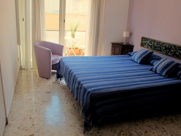 Double Room (external private bathroom) | Desk, iron/ironing board, free WiFi, bed sheets - Amélie (Palermo)