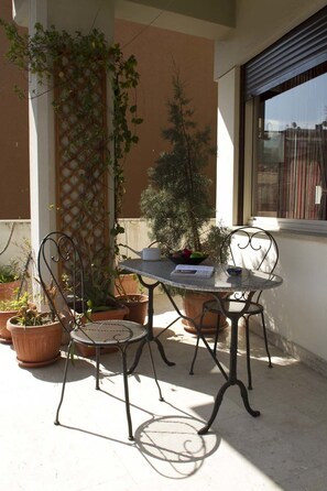 Dreibettzimmer (external private bathroom) | Terrasse/Patio